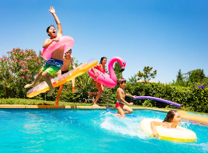 Chegou o verão, é hora de usar sua piscina – confira dicas para garantir sua limpeza e segurança