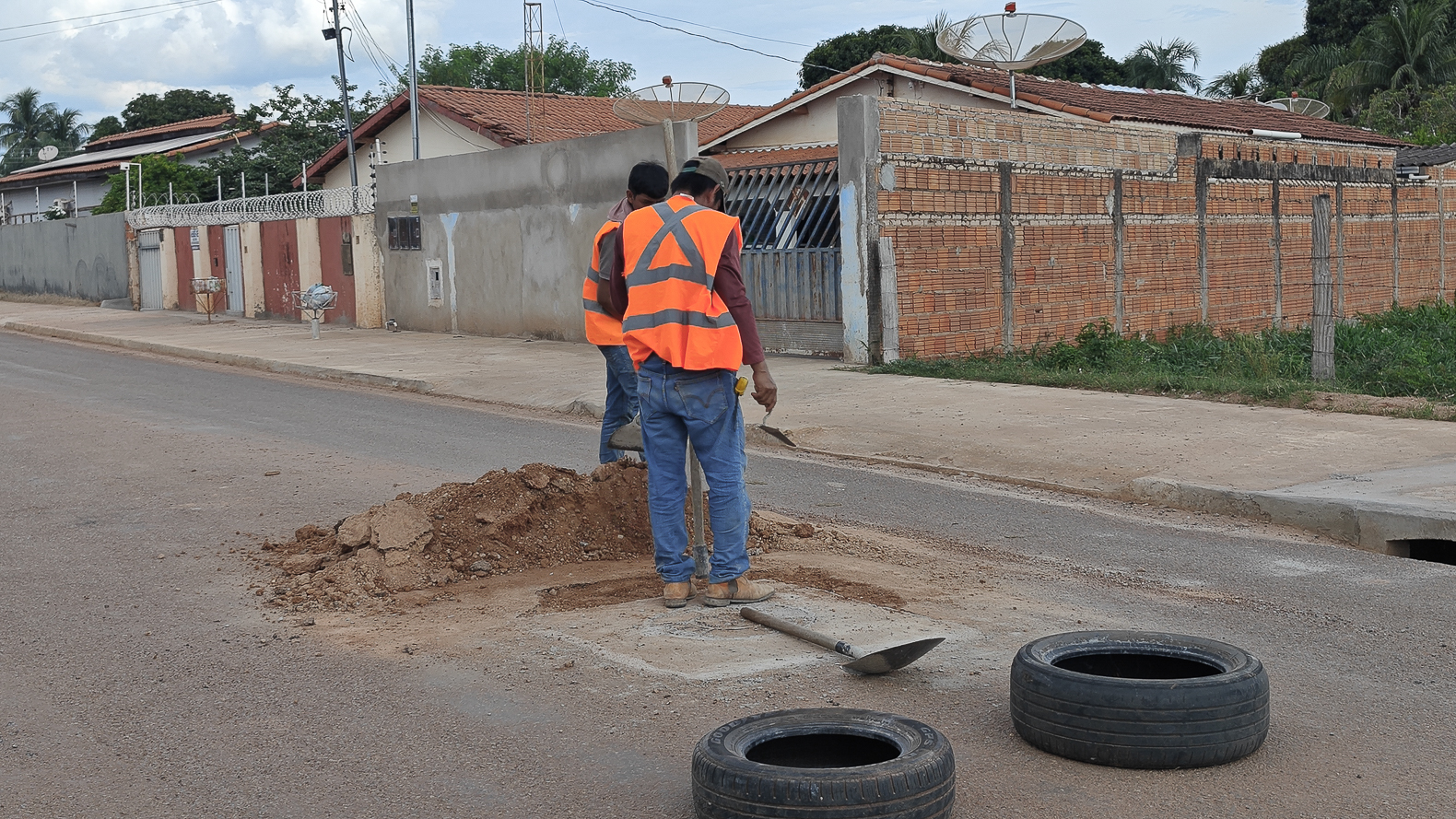 Cáceres | Empresa responsável pelo asfalto da rua Membeca instala poços de visita