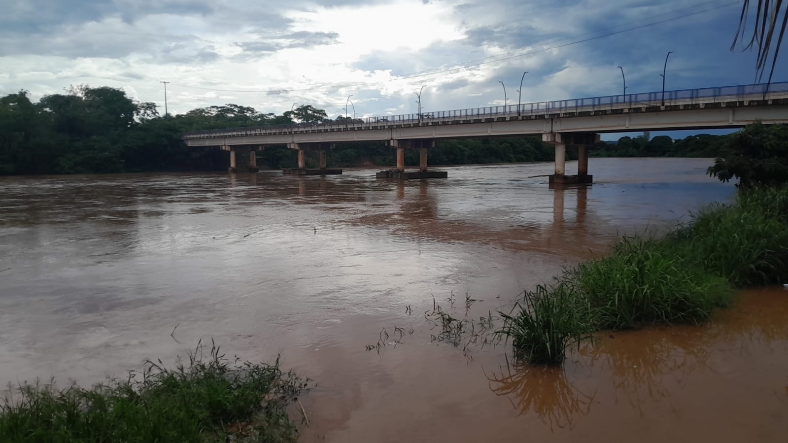 Prefeitura emite alerta sobre aumento no nível do Rio Vermelho e solicita ações preventivas de autoridades