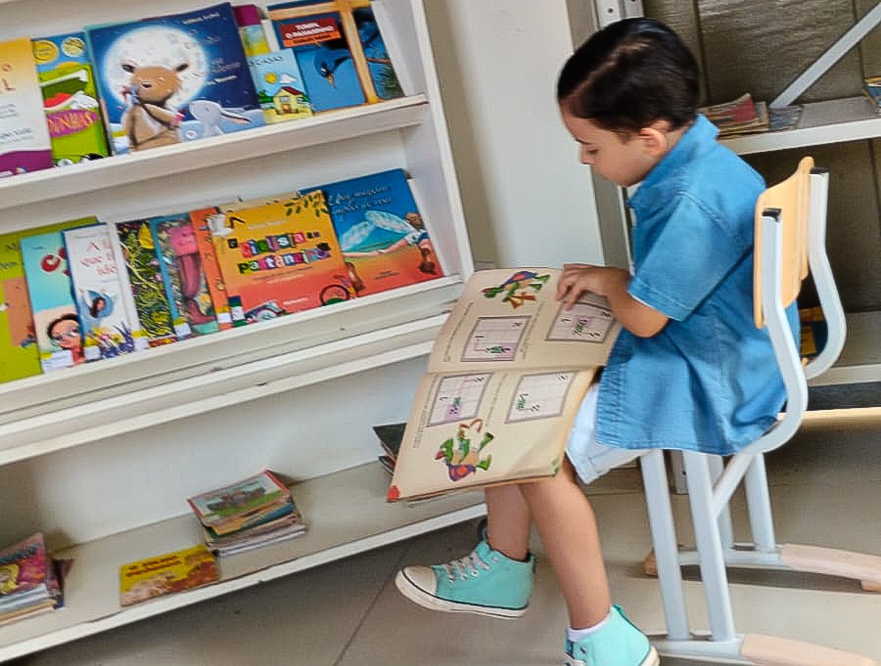 Benjamim, o pequeno leitor que escolheu a Biblioteca Pública de Cáceres para comemorar seu aniversário