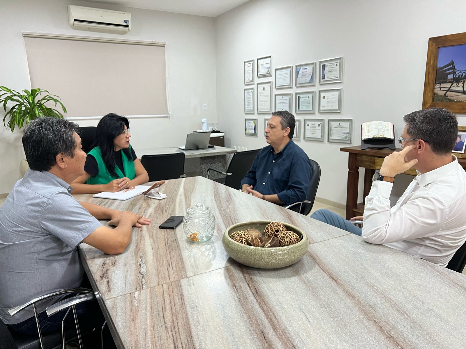 Cáceres discute implantação de lojas francas com apoio de especialistas e prefeitura