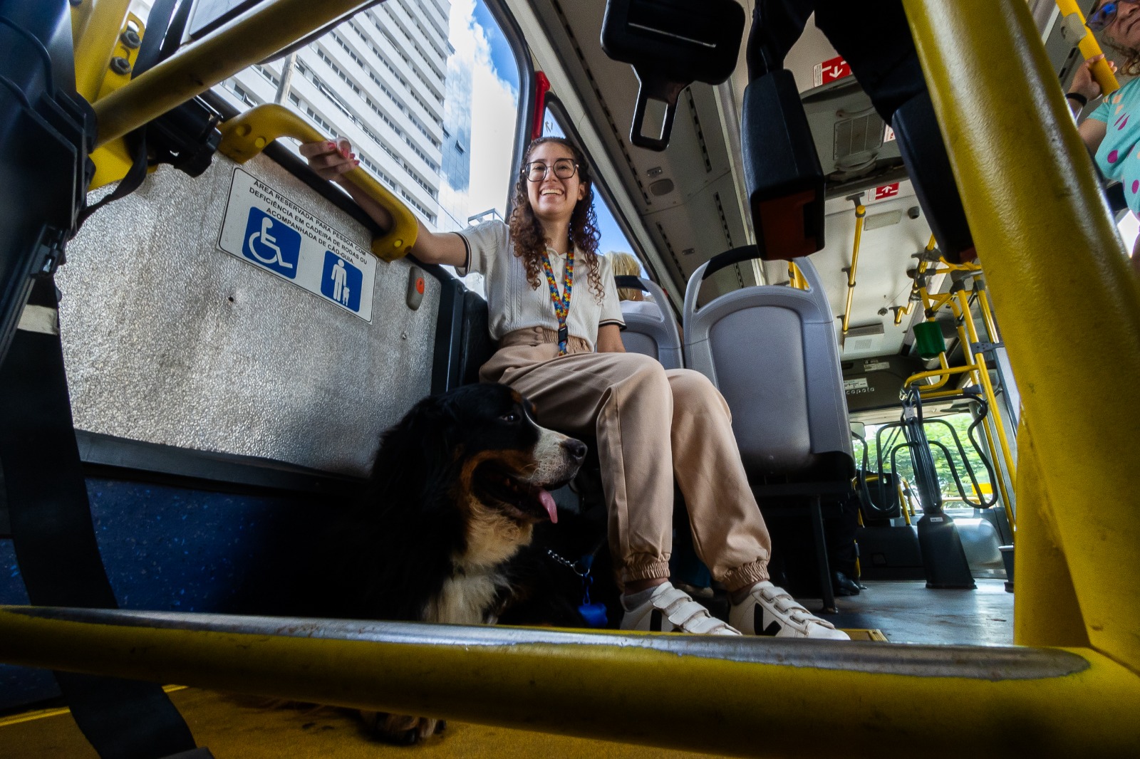 Prefeito sanciona lei e pessoas com TEA já podem utilizar o transporte público com cães de assistência