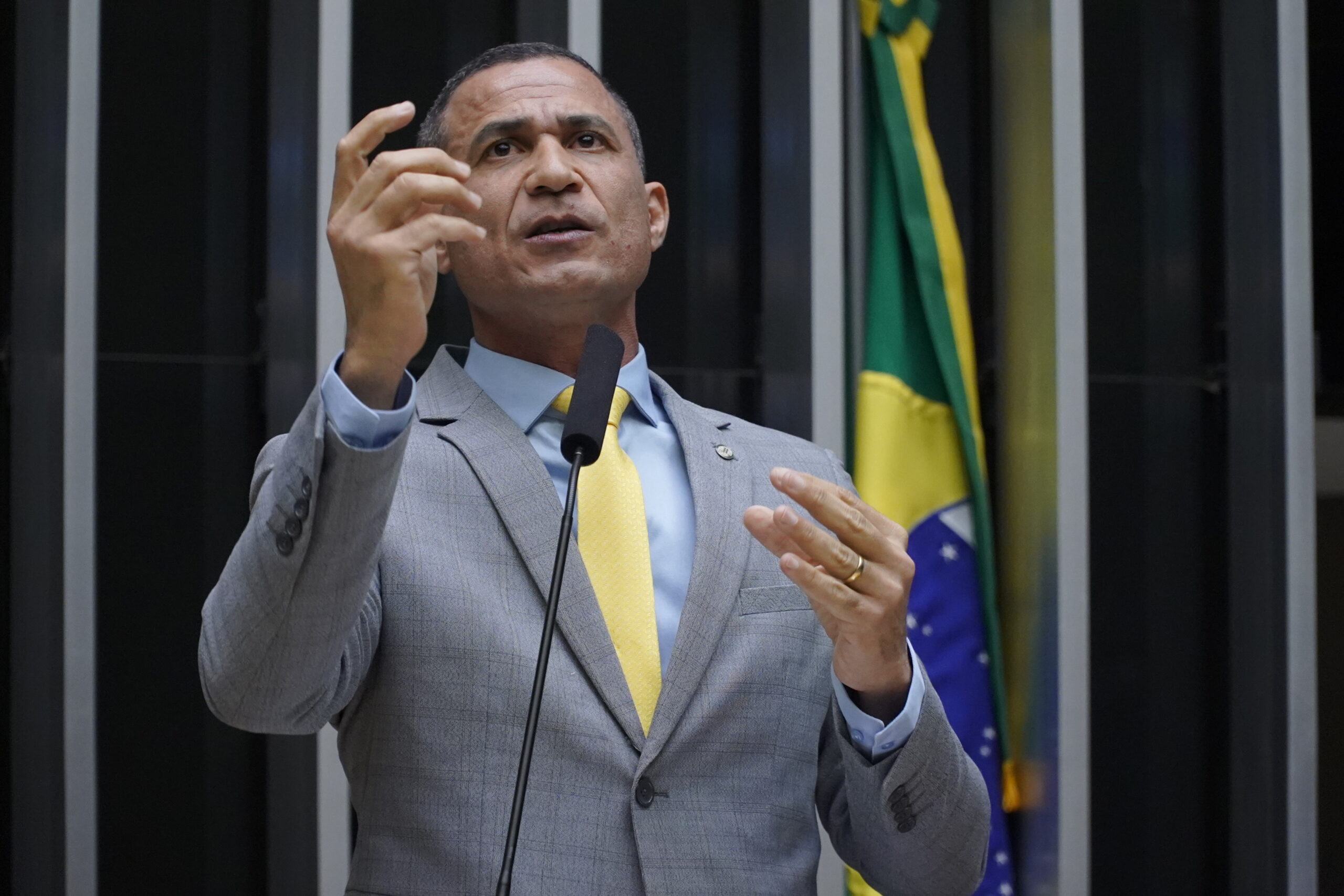 Deputado Coronel Assis avalia que apreender passaporte de Eduardo Bolsonaro é atentado à democracia