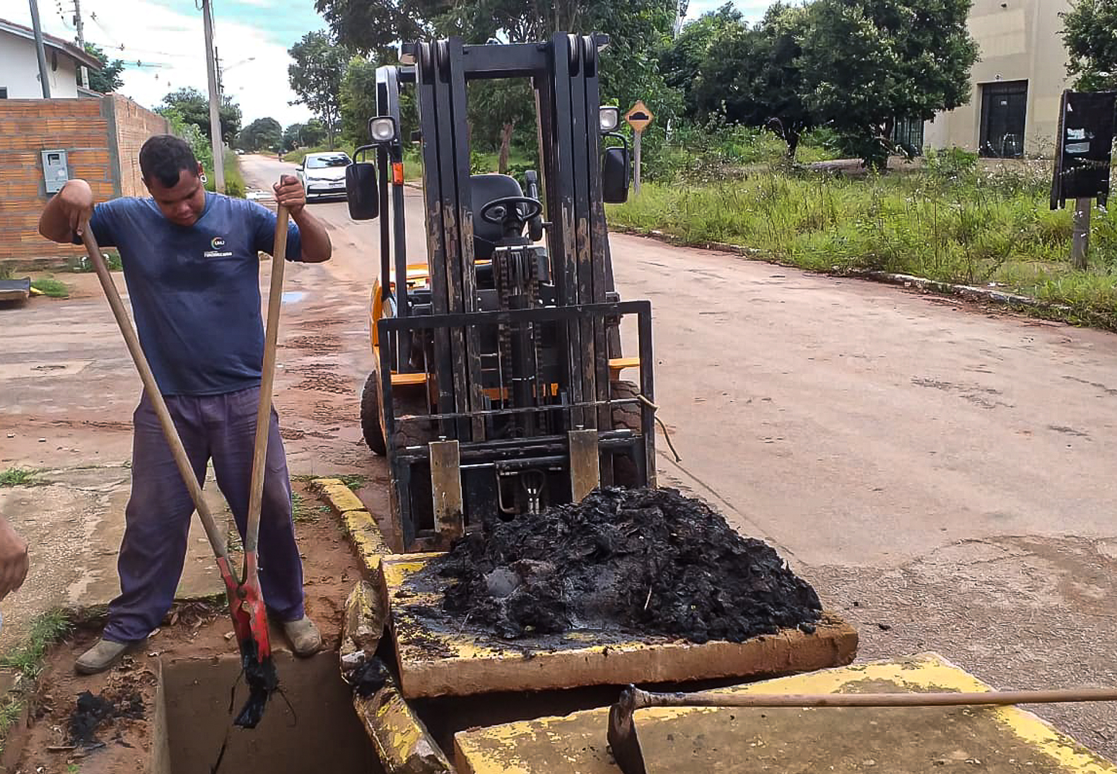 Cáceres | Prefeitura realiza limpeza de canais, córregos e bocas de lobo, mas descarte irregular de lixo continua