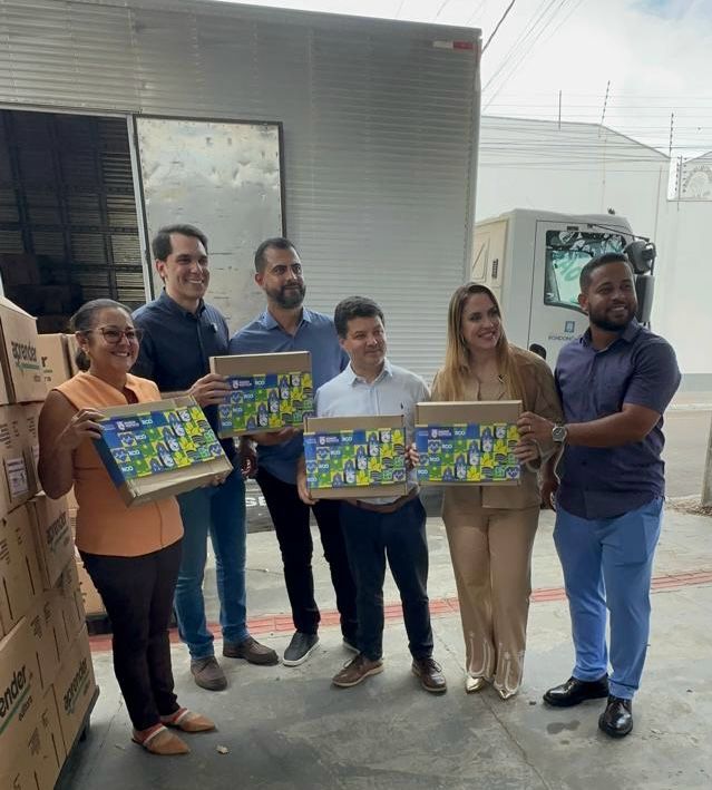 Vereador Dr. José Felipe Horta acompanha entrega de materiais didáticos para alunos da rede municipal 