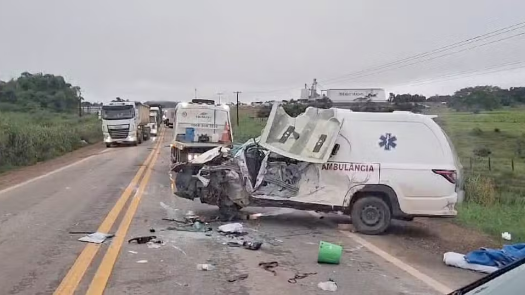 Ambulância e caminhão de lixo batem e deixam 5 feridos em rodovia